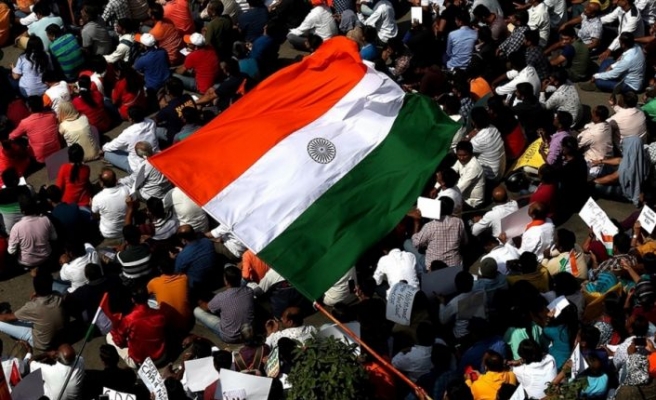 Hindistan'da gösteri düzenlemek isteyen öğrencilere polis izin vermedi
