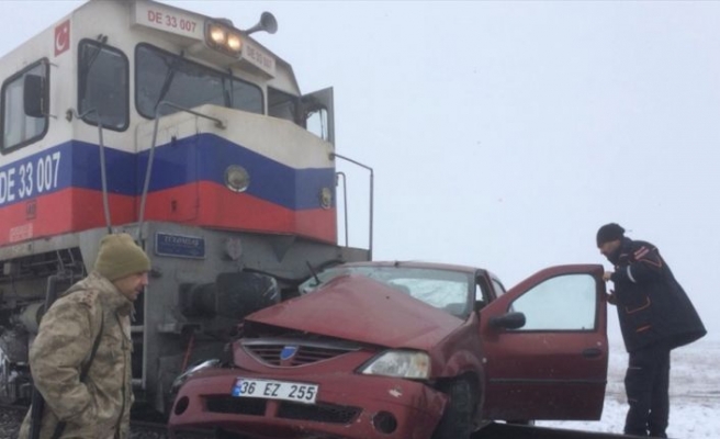 Kars'ta yük treninin hemzemin geçitte çarptığı otomobildeki 3 kişi öldü