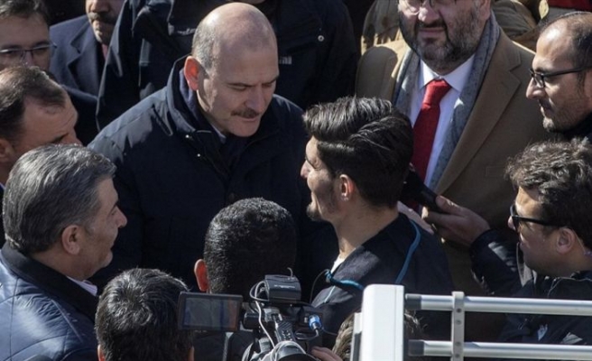 Bakanlar enkazdan iki kişiyi çıkaran Suriyeli Mahmud'a teşekkür etti