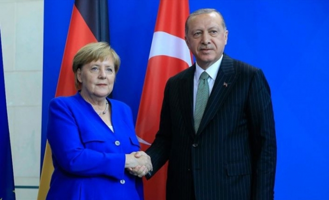 Erdoğan ile Merkel Libya'daki gelişmeleri görüştü