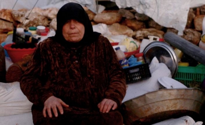 Evsiz kalan İdlibli anneanne 'ölümü uçak sesine tercih ediyor'