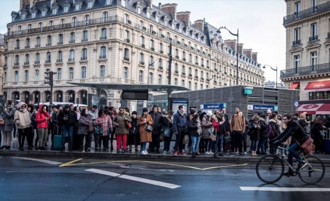 Fransa'da 34 yılın en uzun grevi ulaşım ve sağlık hizmetlerini aksatıyor
