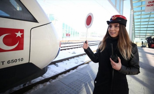 'Kırmızı şapkalı' kadın hareket memuru yolcuları sevdiklerine kavuşturuyor