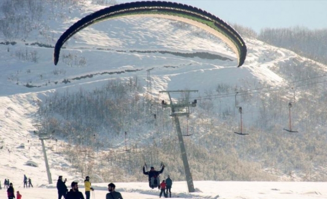 Ovacık Kayak Merkezi'nde yamaç paraşütü keyfi