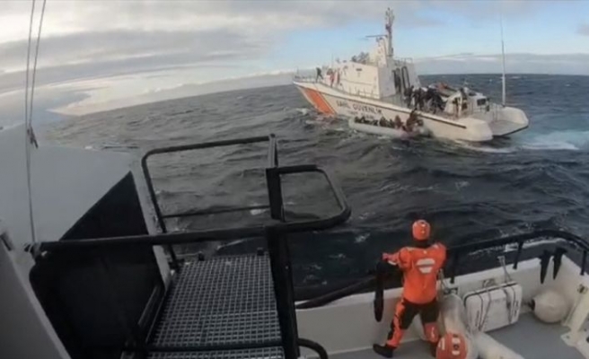 Sahil Güvenlik 22 düzensiz göçmeni botları batmadan kurtardı