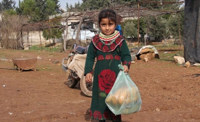 Suriye'de zor şartlarda yaşayan ailelere sıcak yemek yardımı
