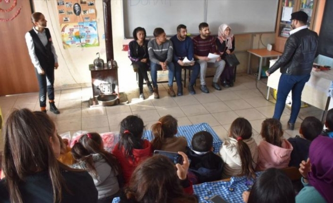 Üniversite öğrencileri köy köy gezip Karslı çocukları tiyatro ile tanıştırıyor