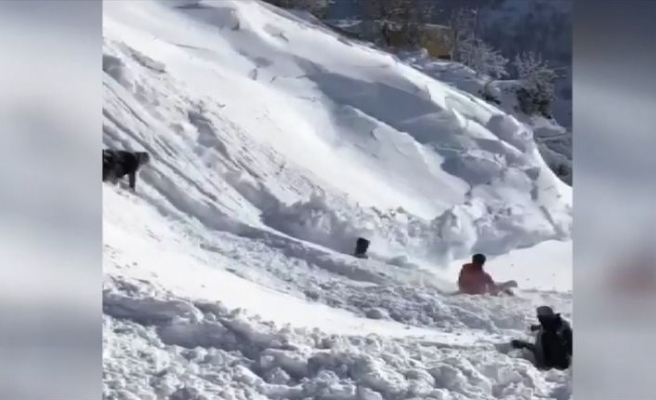 Bingöl'de düşen kar kütlesi kızak kayan çocukları korkuttu