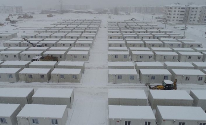Depremzedeler için konteyner kent kurulumu kar yağışına rağmen sürüyor