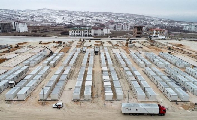 Elazığ'da enkaz kaldırma ve konteyner kent kurulum çalışmaları sürüyor