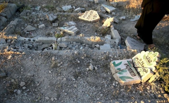 Esed güçleri 9 yıl sonra muhaliflerden aldıkları yerleşimlerde mezarlıkları da yıkıyor