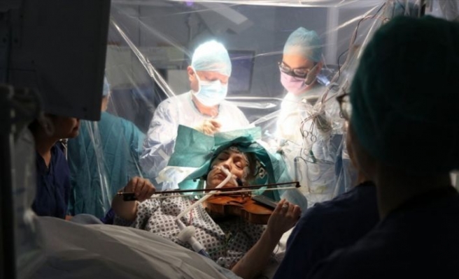 İngiltere'de bir müzisyen beyin ameliyatı sırasında keman çaldı