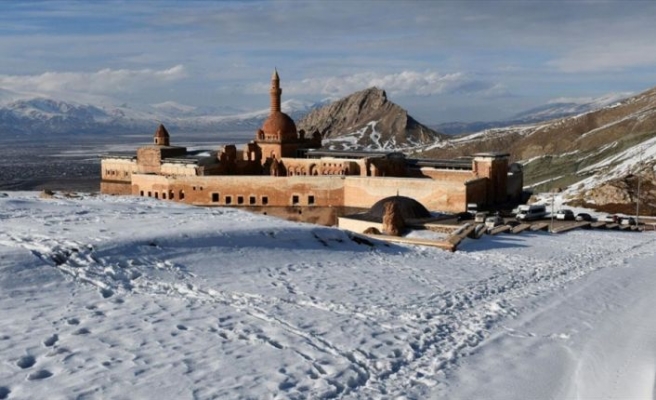 İshak Paşa Sarayı'nda kış güzelliği yaşanıyor
