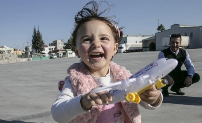 Suriye'de 'savaş oyunu' oynayan Selva Türkiye'de gerçek oyuncaklara kavuştu