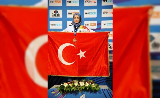 Türkiye Açık Taekwondo Poomsae Turnuvası’nda  Kübra Dağlı’dan altın madalya