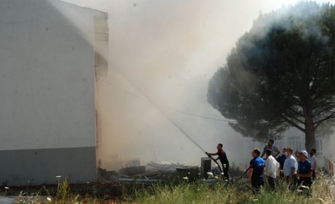 Bayramiç'te boşaltılan okul binasında yangın