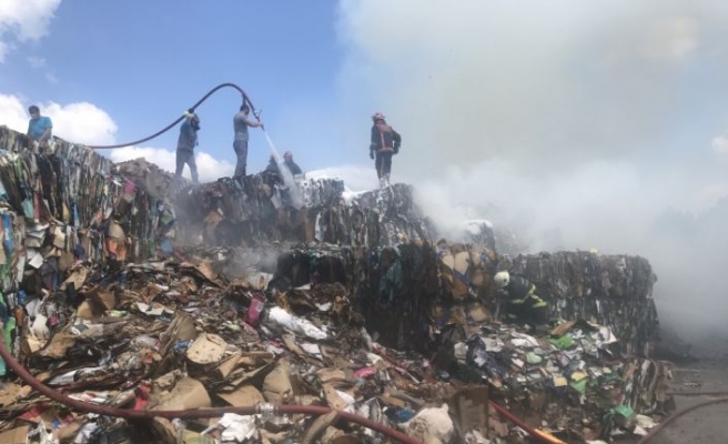 Sakarya'da çatı malzemeleri üretilen fabrikanın deposunda çıkan yangın söndürüldü