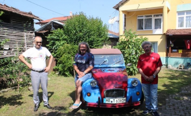 Trabzonspor'un renklerine boyattığı aracıyla Almanya'dan Sakarya'ya geldi