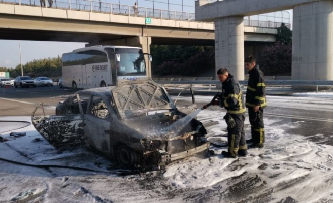 Anadolu Otoyolu'nda araç yangını ulaşımı aksattı