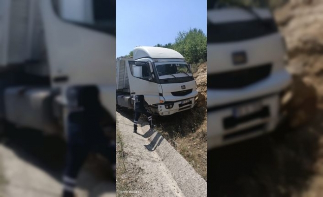 Balıkesir'de toprak yığınına çarpan kamyonun sürücüsü öldü