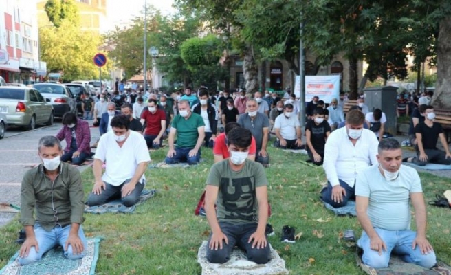 Bursa, Eskişehir, Balıkesir ve Bilecik'te bayram namazı Kovid-19 tedbirlerine uyularak kılındı