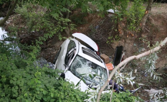 Bursa'da dere yatağına savrulan otomobildeki 4 kişi yaralandı