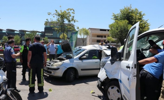 Bursa'da kaza yapan otomobilde sürücünün eşi hayatını kaybetti