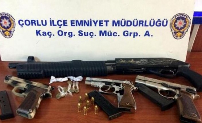 Çorlu'da üzerinde ruhsatsız tabanca ele geçirilen kişi gözaltına alındı