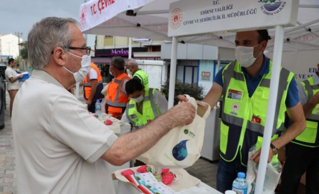 Edirne'de vatandaşlara 10 bin bez çanta ve bulaşık önlüğü dağıtıldı