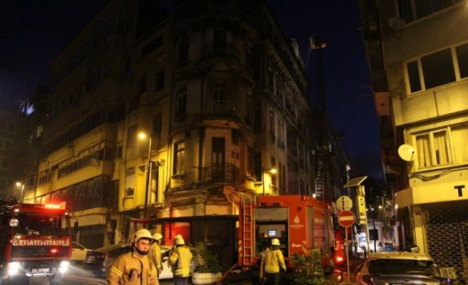 İstanbul'da tarihi ahşap binada yangın