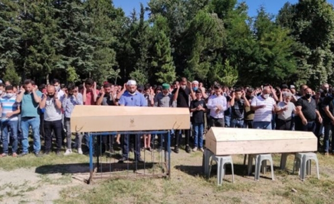 İznik Gölü'nde boğulan amca ile yeğeninin cenazeleri toprağa verildi