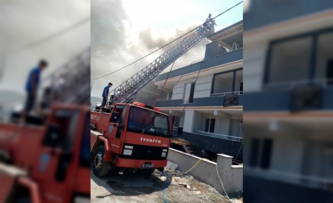 Karacabey'de apartmanın çatısında çıkan yangın söndürüldü