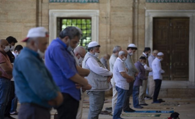 Selimiye Camisi'nde sosyal mesafeye uyularak cuma namazı kılındı