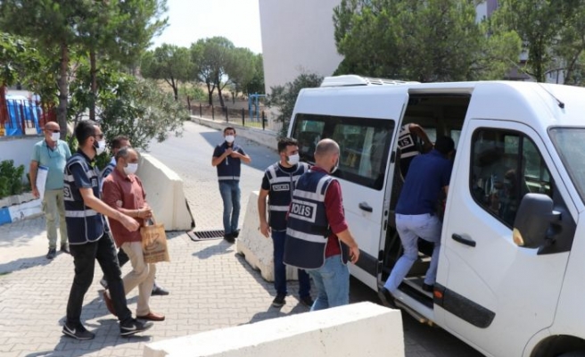 Balıkesir'de kendilerini polis olarak tanıtarak dolandırıcılık yapan 3 şüpheli tutuklandı