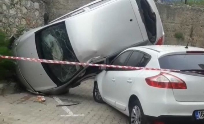 Bursa'da savrulan otomobil yolun alt kısmındaki otomobilin üzerine düştü: 2 yaralı