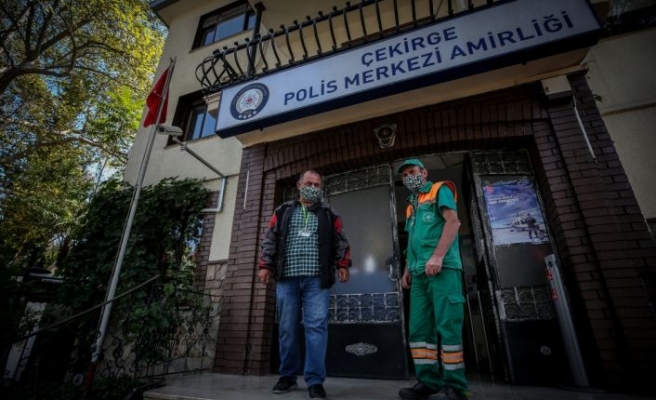 Bursa'da temizlik işçisi yerde bulduğu 110 bin lirayı polise teslim etti