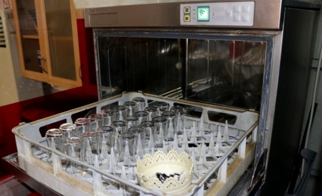 Edirne kahvehanelerinde çay bardaklarına koronavirüs ayarı
