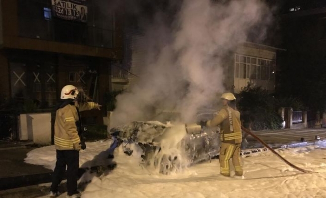 İstanbul'da aydınlatma direğine çarpan otomobil alev aldı