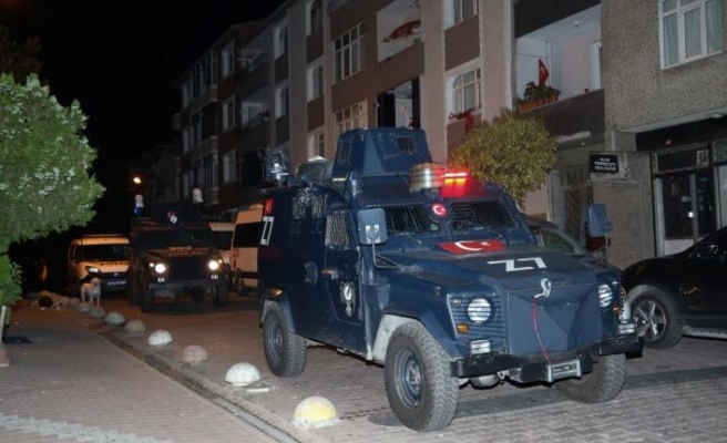İstanbul’da park halindeki araç alev aldı