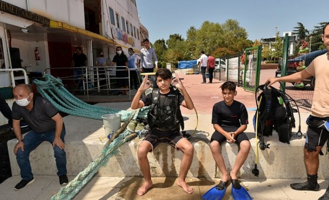 Tuzla'da Gençlik Gemisi öğrencileri, Diyarbakırlı çocuklarla denize daldı