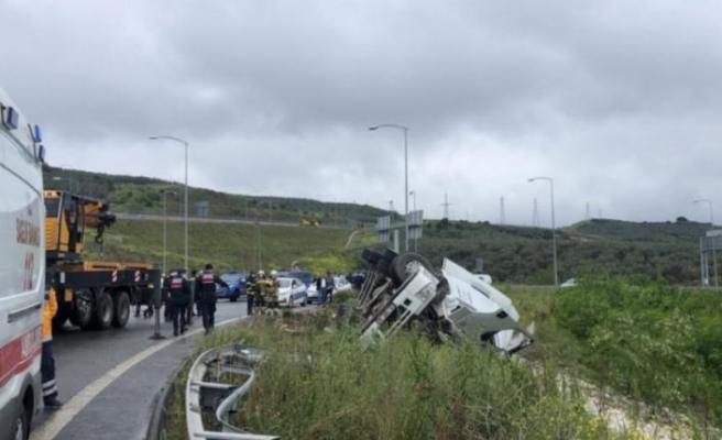 Bursa'da devrilen kamyonun sürücüsü hayatını kaybetti
