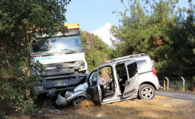 Bursa'da kamyonla hafif ticari araç çarpıştı