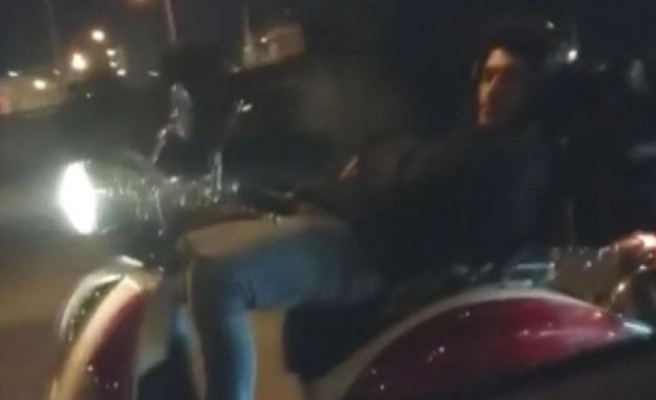 Bursa'da sırtüstü yatarak motosiklet kullanan sürücünün ehliyeti iptal edildi