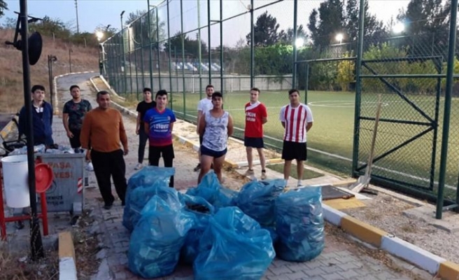 Spor yaptıkları alanı temizleyen gençlere baklava ikramı