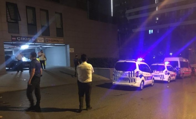 Kadıköy'de bir polis ile güvenlik görevlisi bıçakla yaralandı