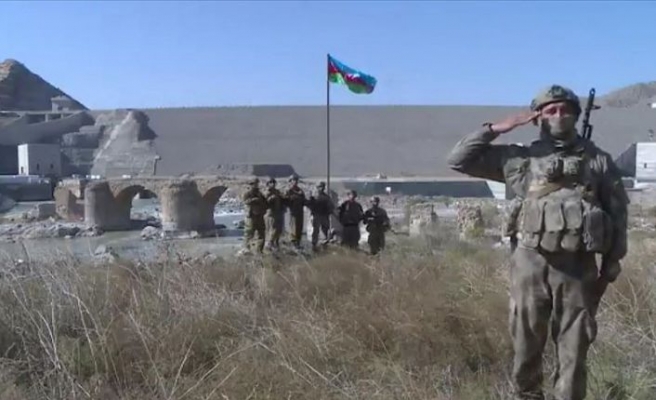 Aliyev: Tarihi Hudaferin Köprüsü'ne Azerbaycan bayrağı dikildi