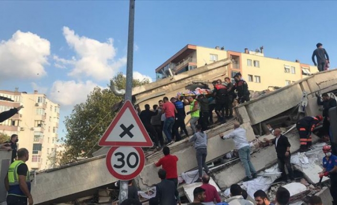 Bayraklı'da enkazdan 4 kişi yaralı çıkarıldı