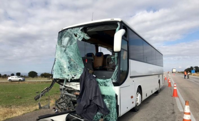 Edirne'de turistleri taşıyan yolcu otobüsü kamyonetle çarpıştı: 4 yaralı