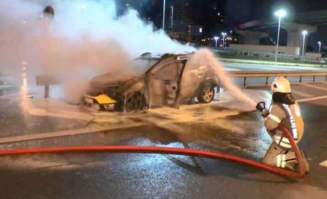 Kadıköy'de seyir halindeki ticari taksi yandı