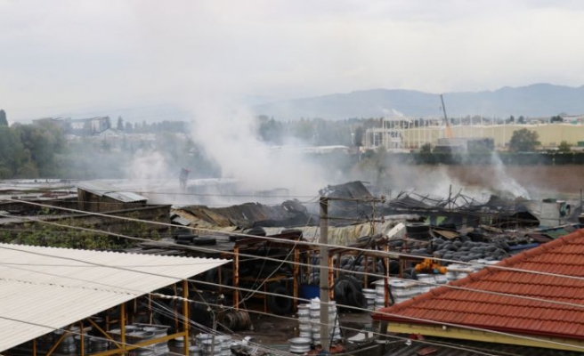 Sakarya'da kauçuk fabrikasında çıkan yangın söndürüldü